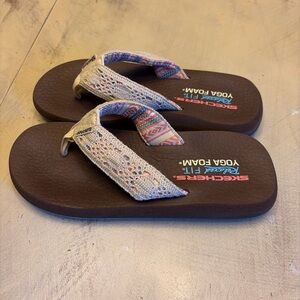 Skechers Relaxed Fit Yoga Foam Womens Size 6 Knit Beige Flip Flop Thong Sandals